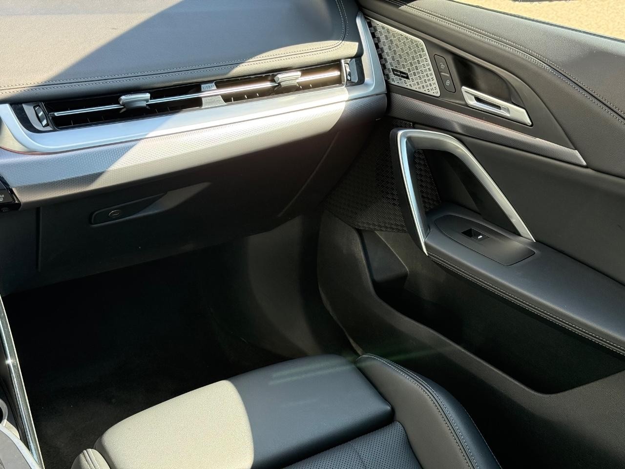 BMW X1 Vehicle Full-screen Gallery Image 14
