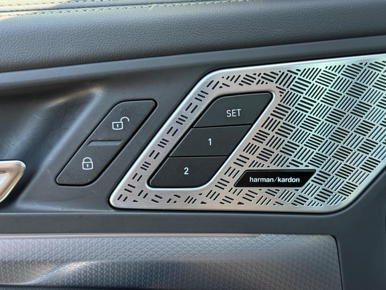 BMW X1 Vehicle Full-screen Gallery Image 15