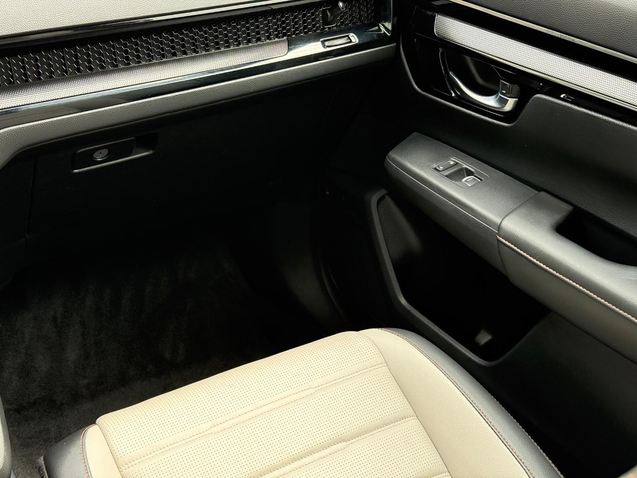 Honda CR-V Hybrid Vehicle Image 16