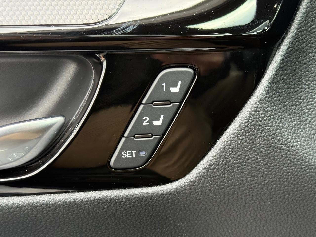Honda CR-V Hybrid Vehicle Image 17
