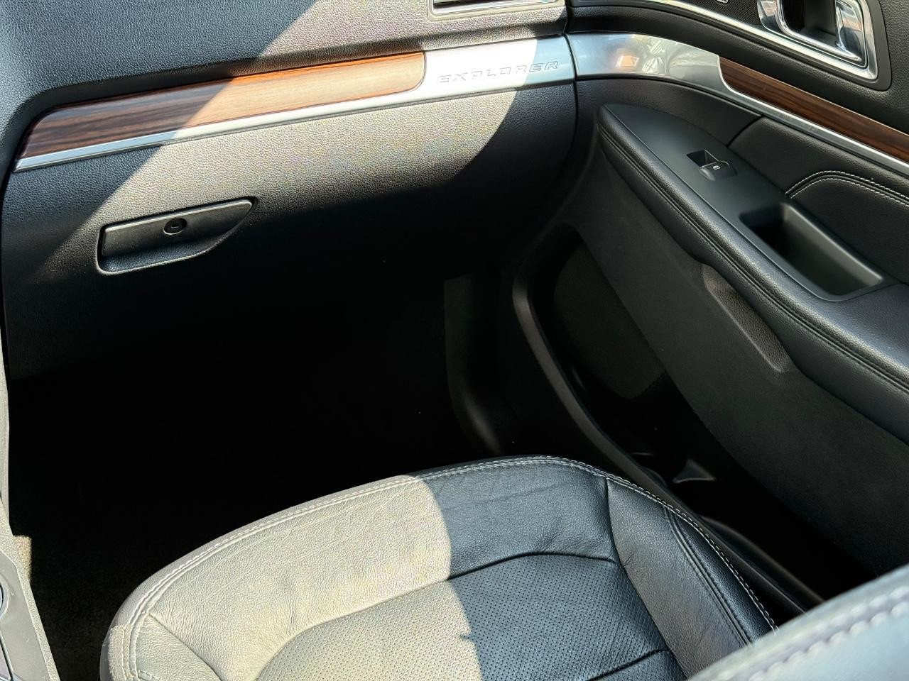 Ford Explorer Vehicle Image 15