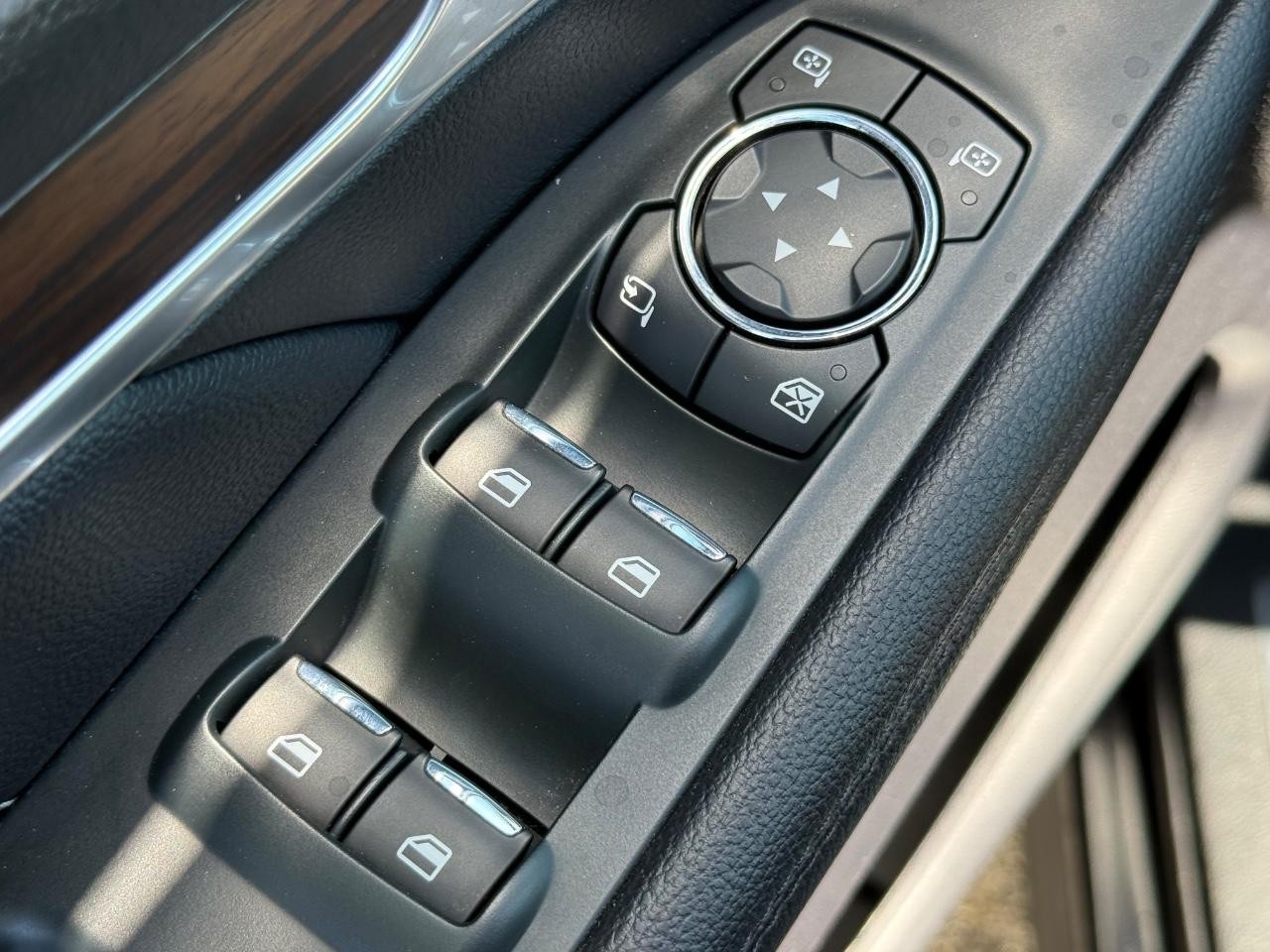 Ford Explorer Vehicle Image 24