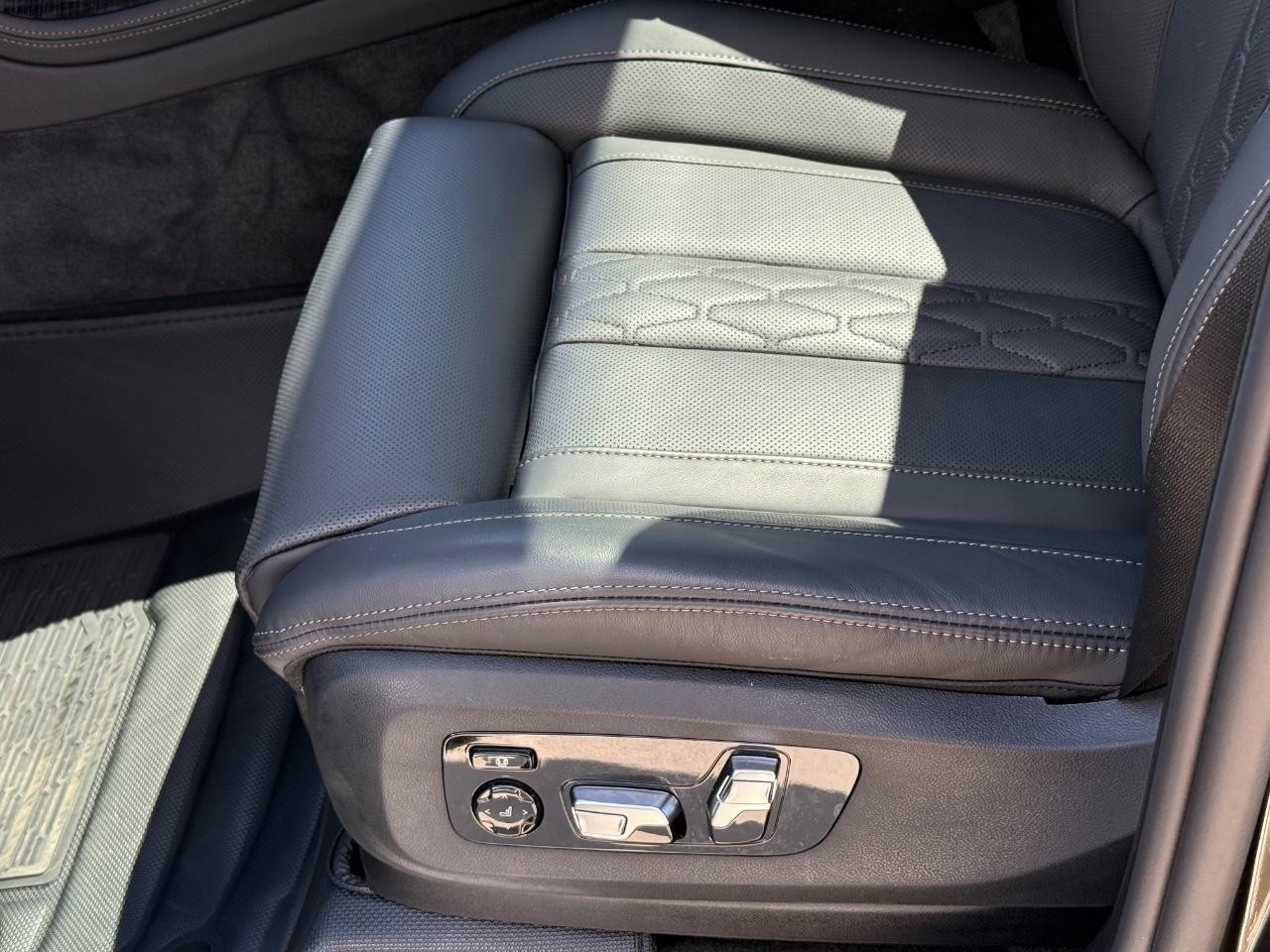 BMW X7 Vehicle Image 24