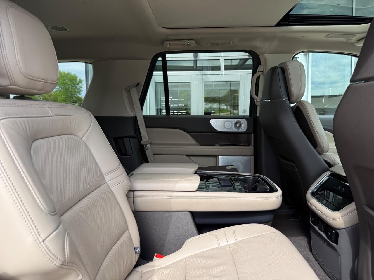 Lincoln Navigator Vehicle Image 10