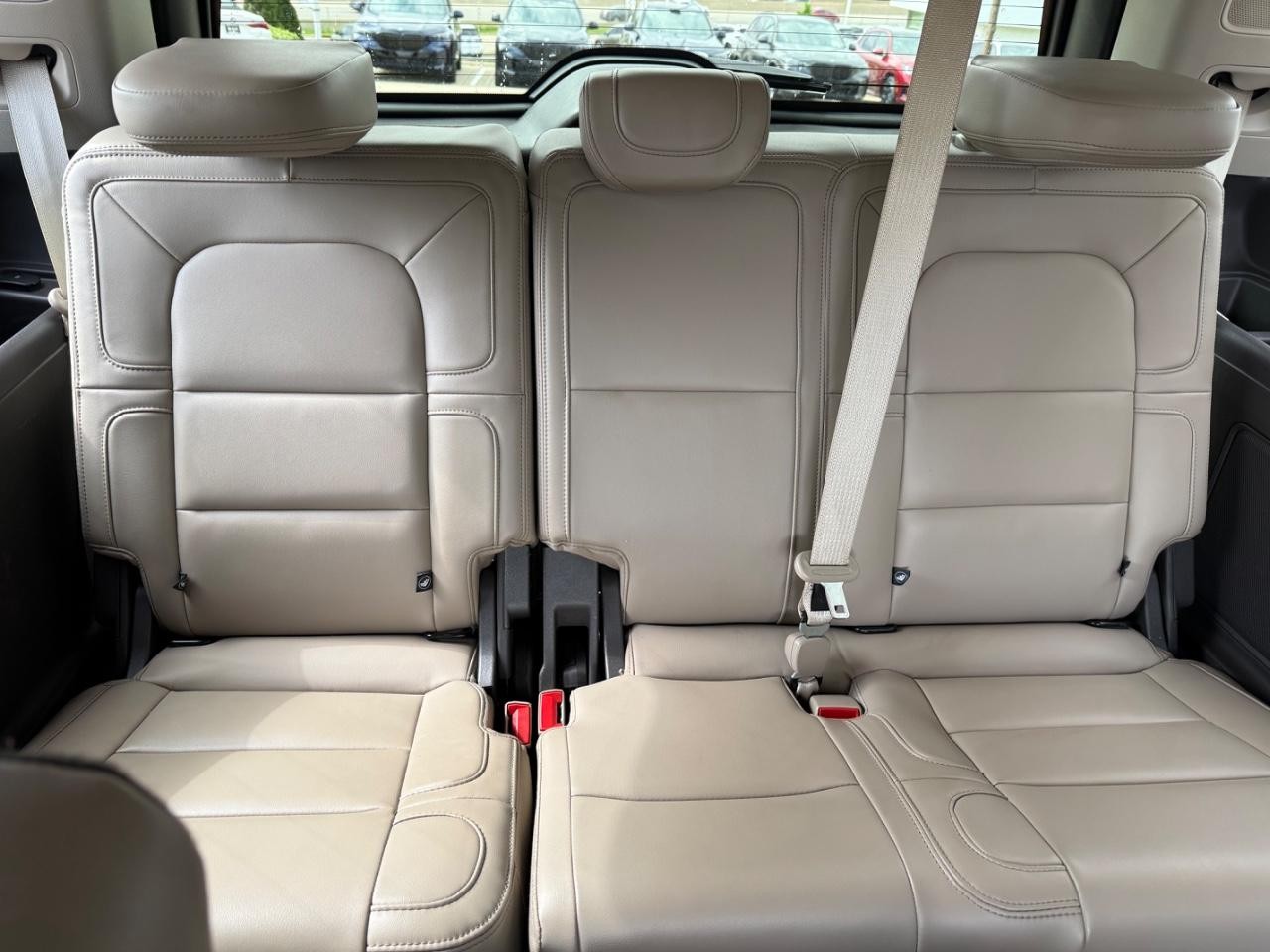 Lincoln Navigator Vehicle Image 11