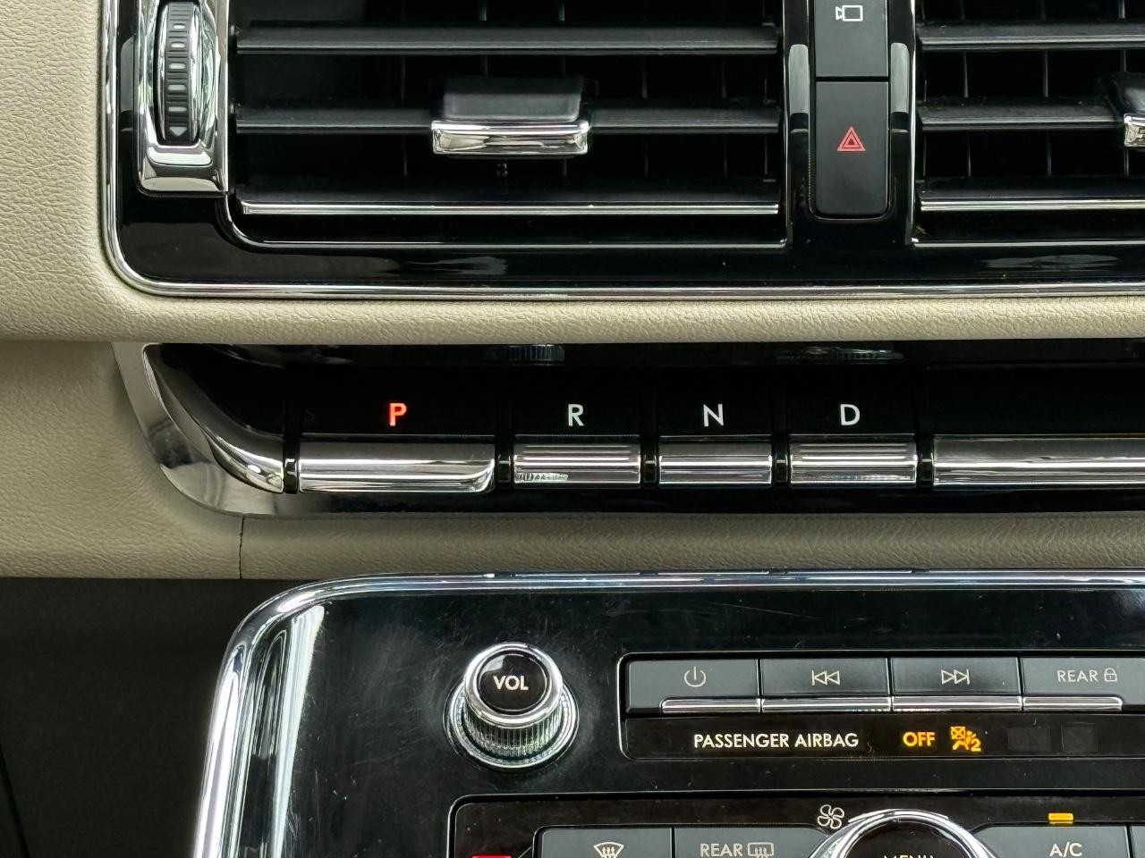 Lincoln Navigator Vehicle Image 14