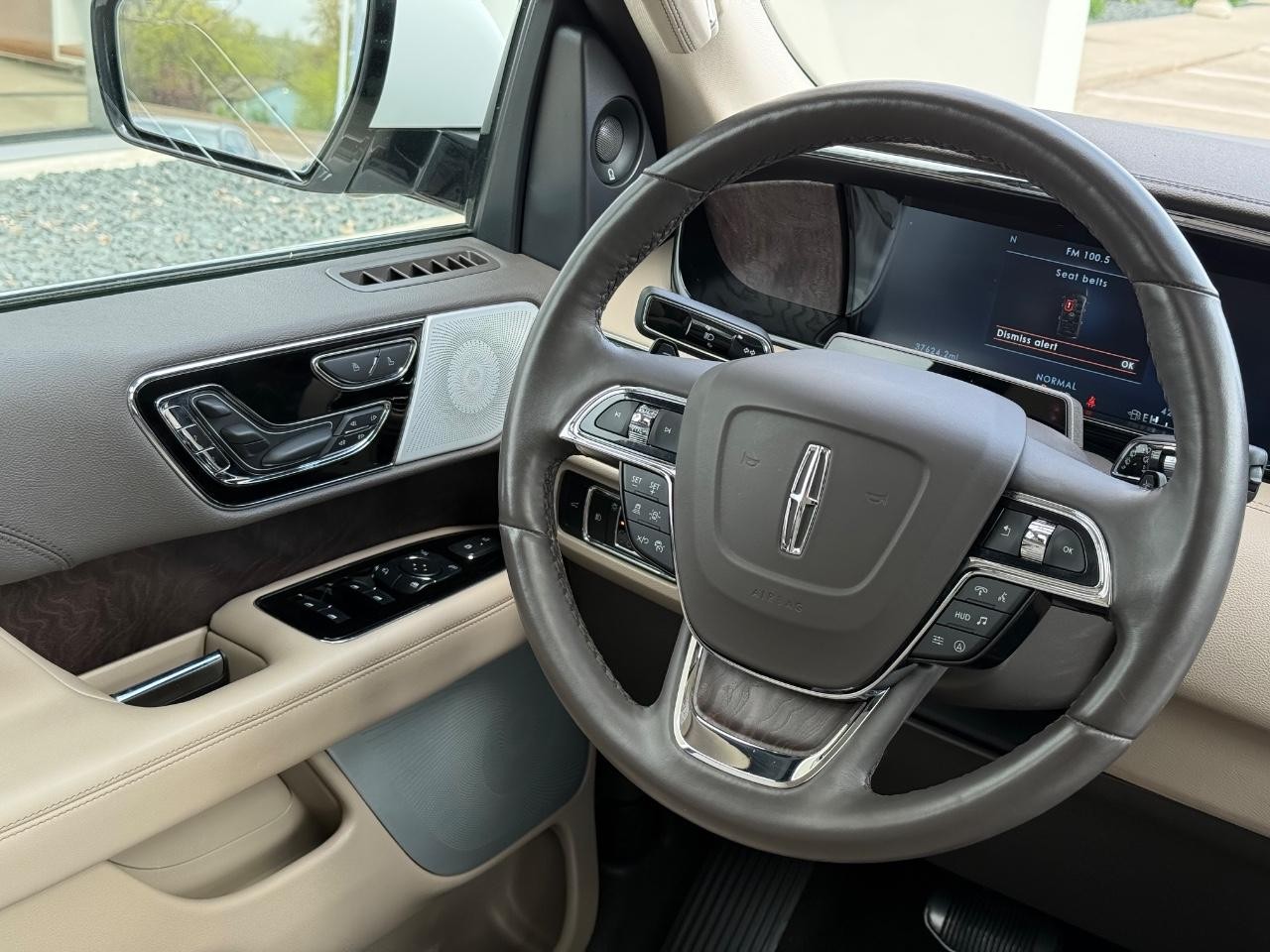 Lincoln Navigator Vehicle Image 15