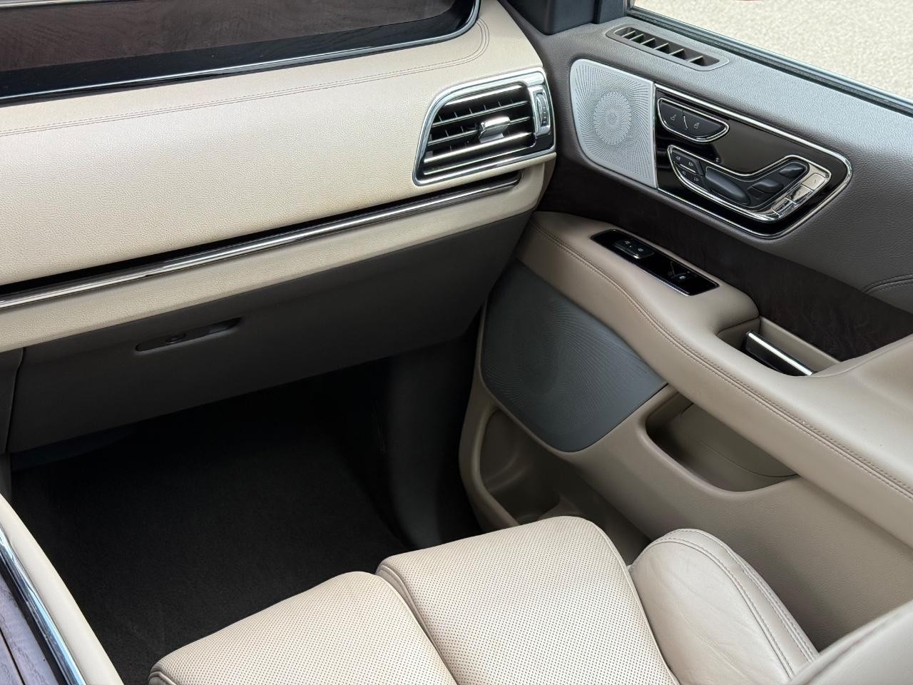 Lincoln Navigator Vehicle Image 16