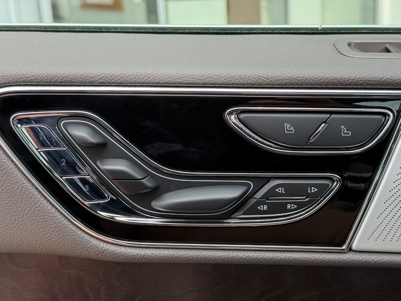 Lincoln Navigator Vehicle Image 17