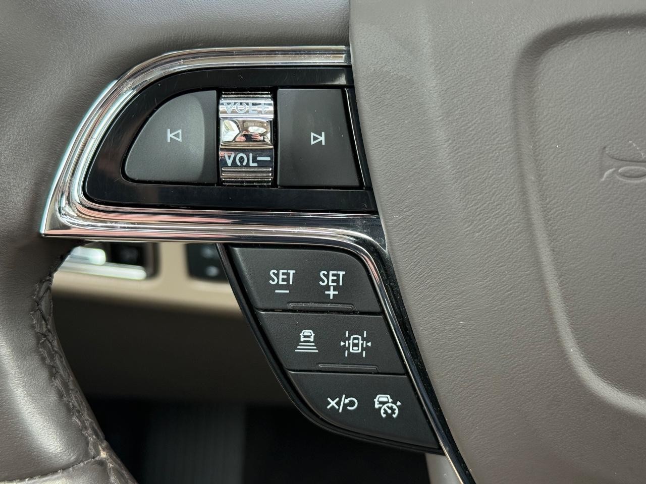 Lincoln Navigator Vehicle Image 18