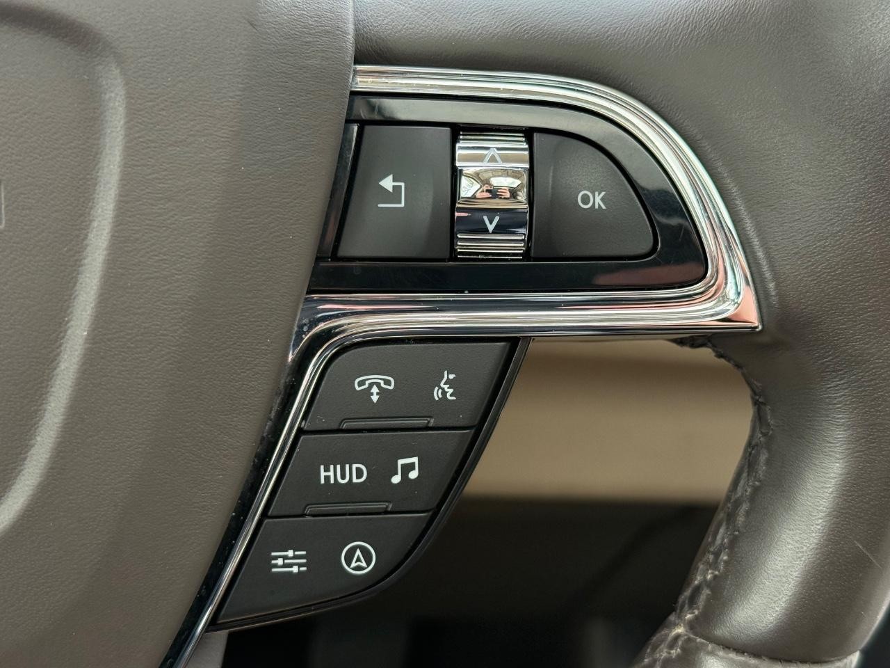 Lincoln Navigator Vehicle Image 19