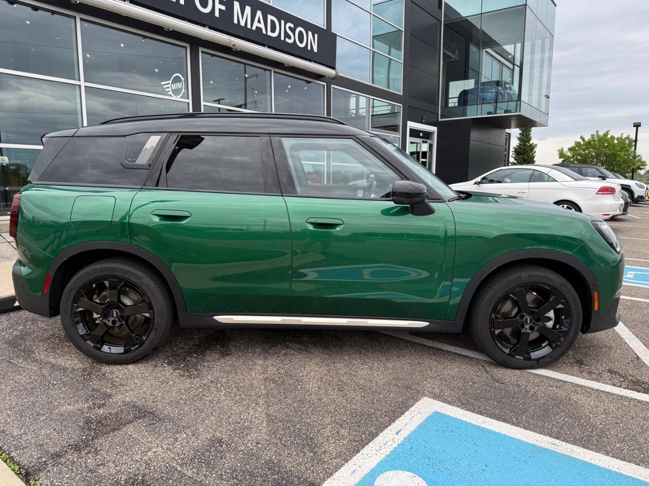 MINI Countryman Vehicle Image 02