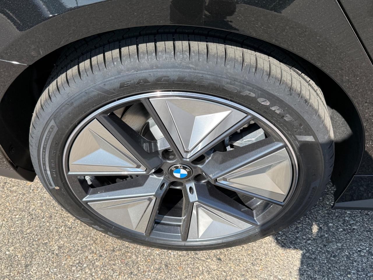BMW i4 Vehicle Image 04