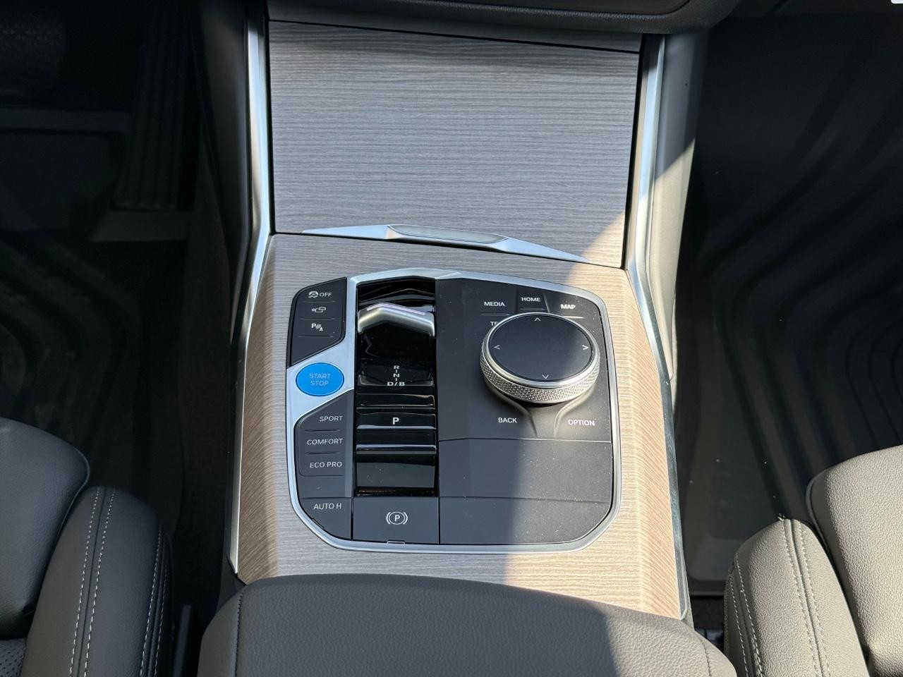 BMW i4 Vehicle Image 08