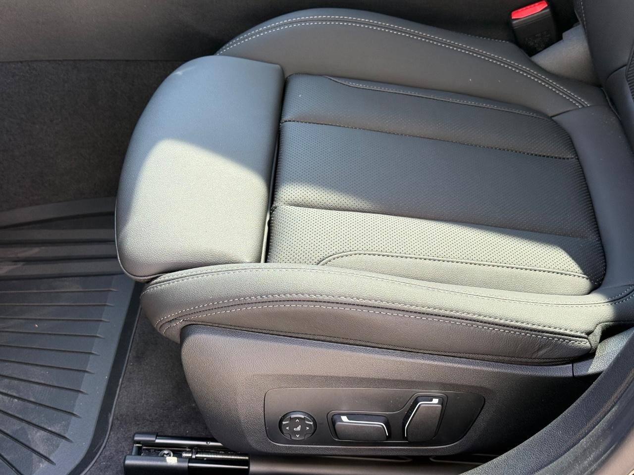 BMW i4 Vehicle Image 18
