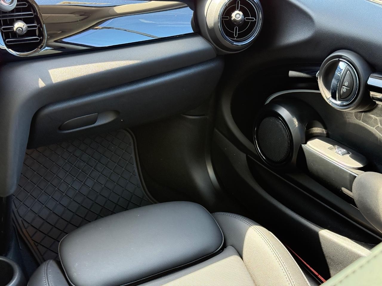 MINI Hardtop 2 Door Vehicle Image 15