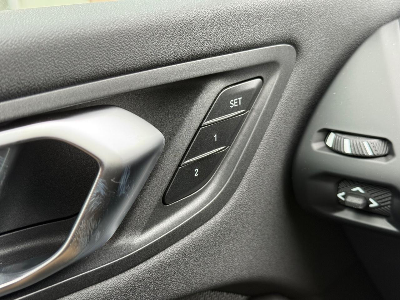 BMW 2 Series Vehicle Image 17