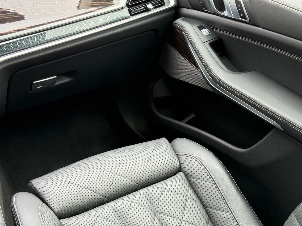 BMW X7 Vehicle Image 16