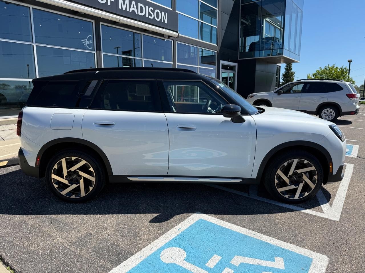 MINI Countryman Vehicle Image 02