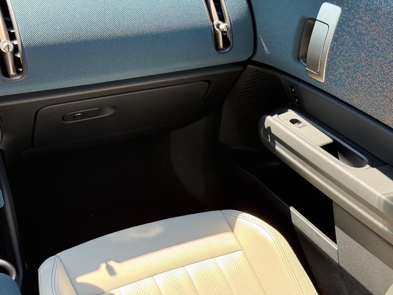 MINI Countryman Vehicle Image 16