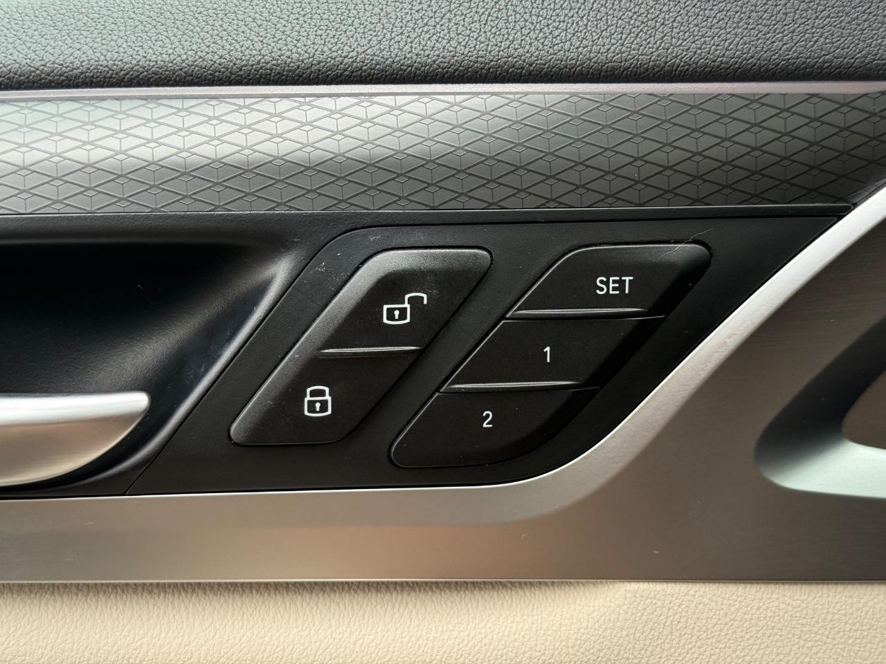 BMW X4 Vehicle Image 16