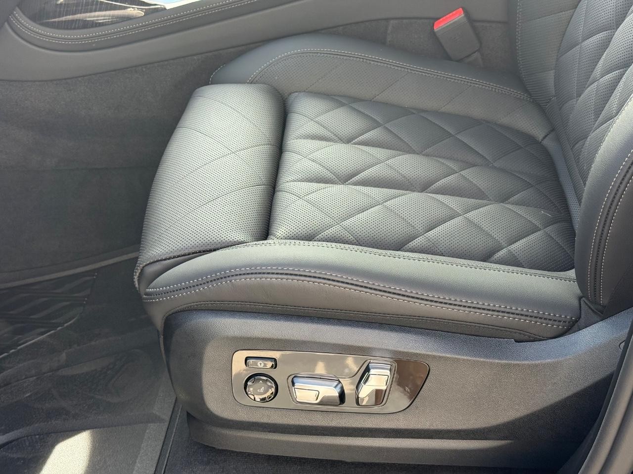 BMW X7 Vehicle Image 18