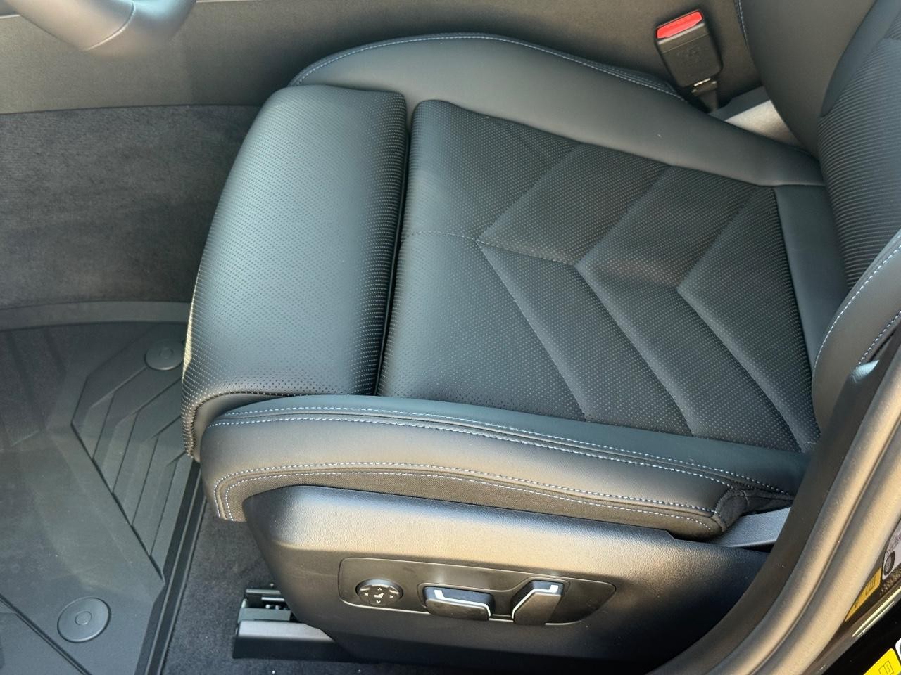BMW i5 Vehicle Image 17