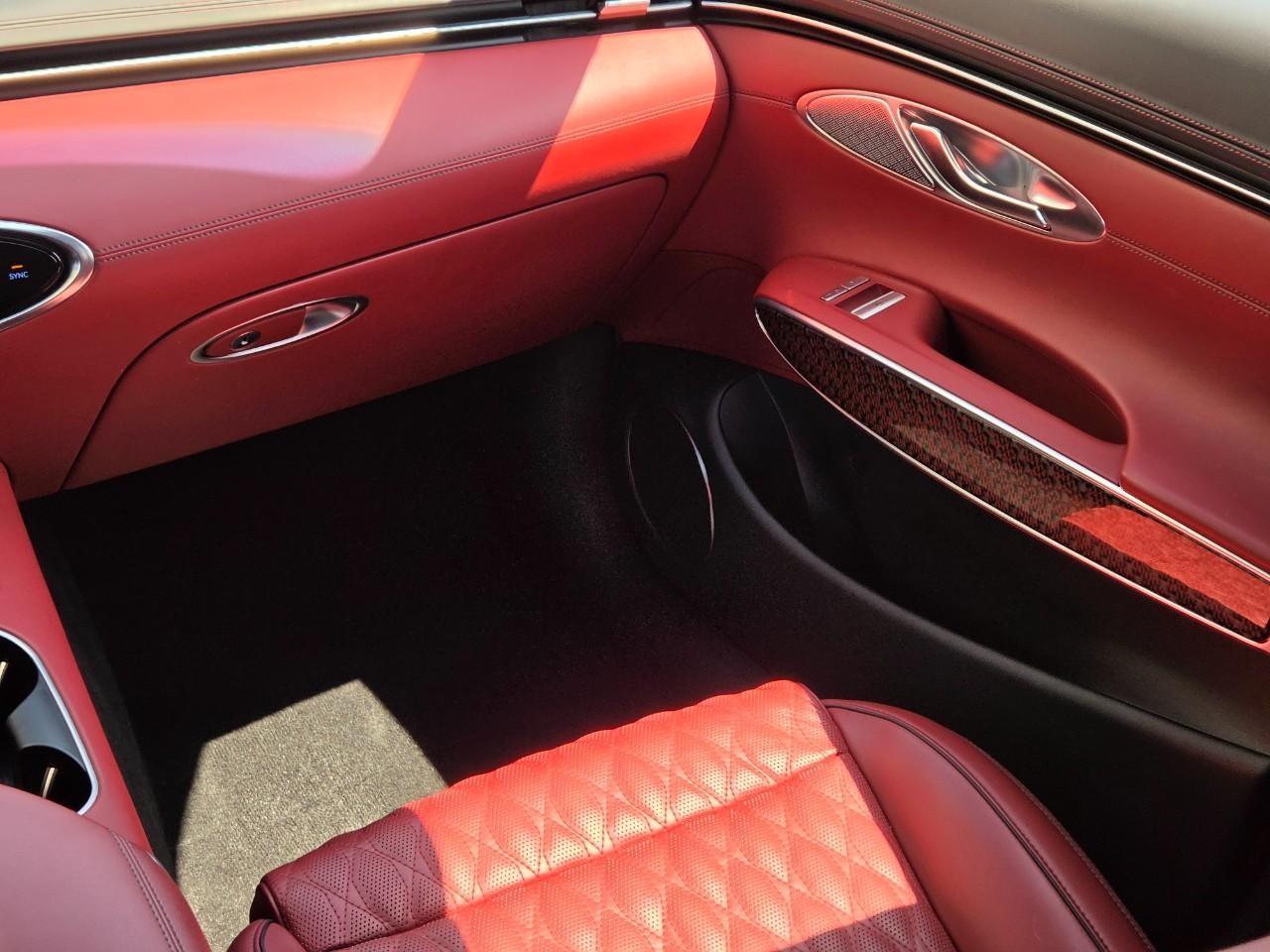 Genesis GV70 Vehicle Image 14