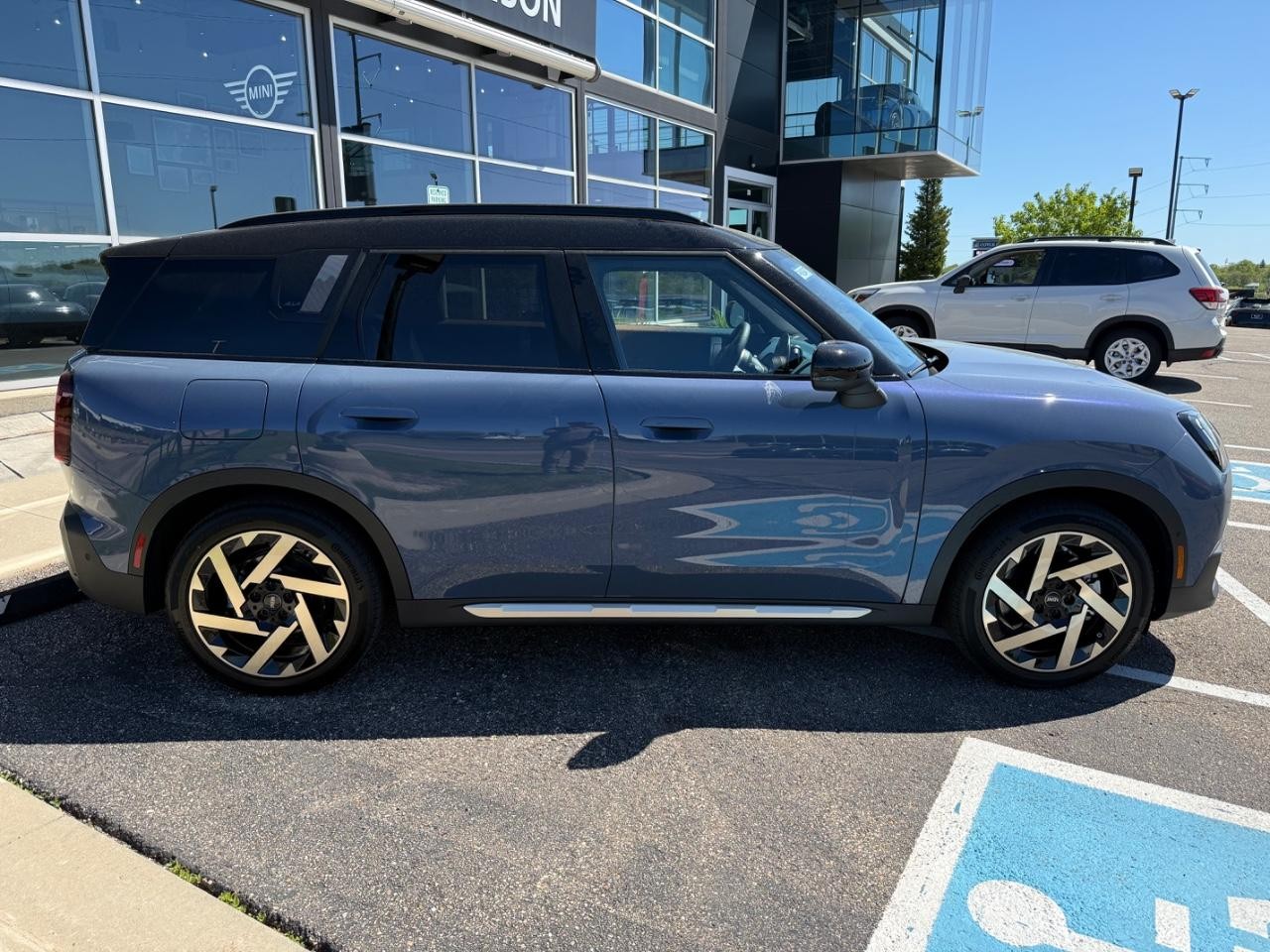 MINI Countryman Vehicle Image 02