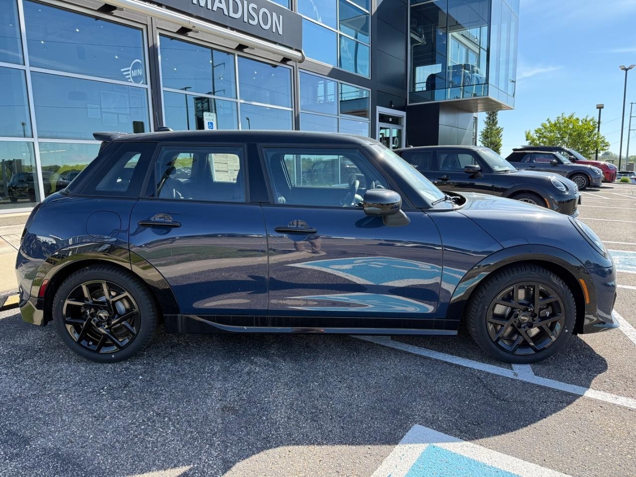 MINI Hardtop 4 Door Vehicle Image 02
