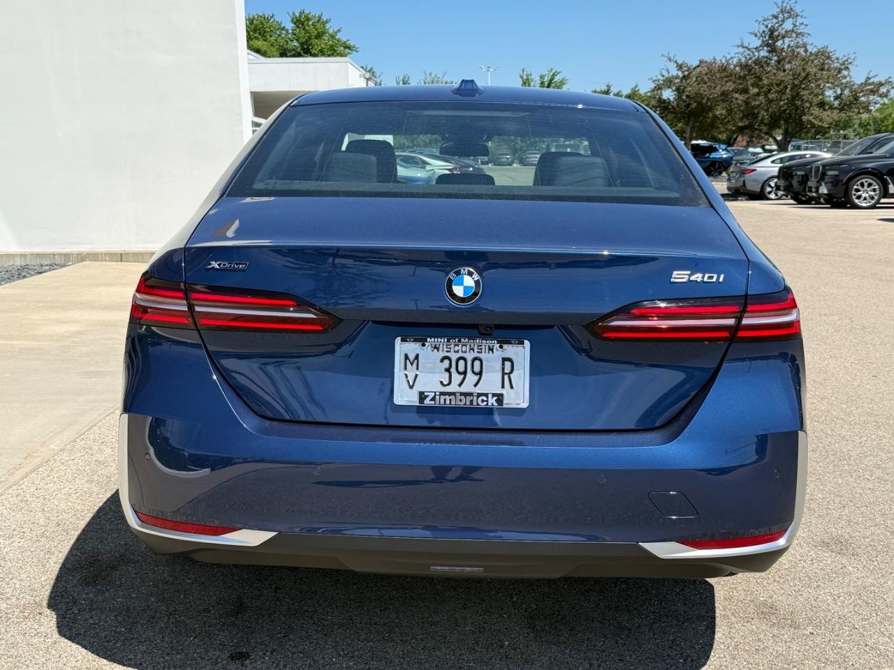 BMW 5 Series Vehicle Full-screen Gallery Image 04