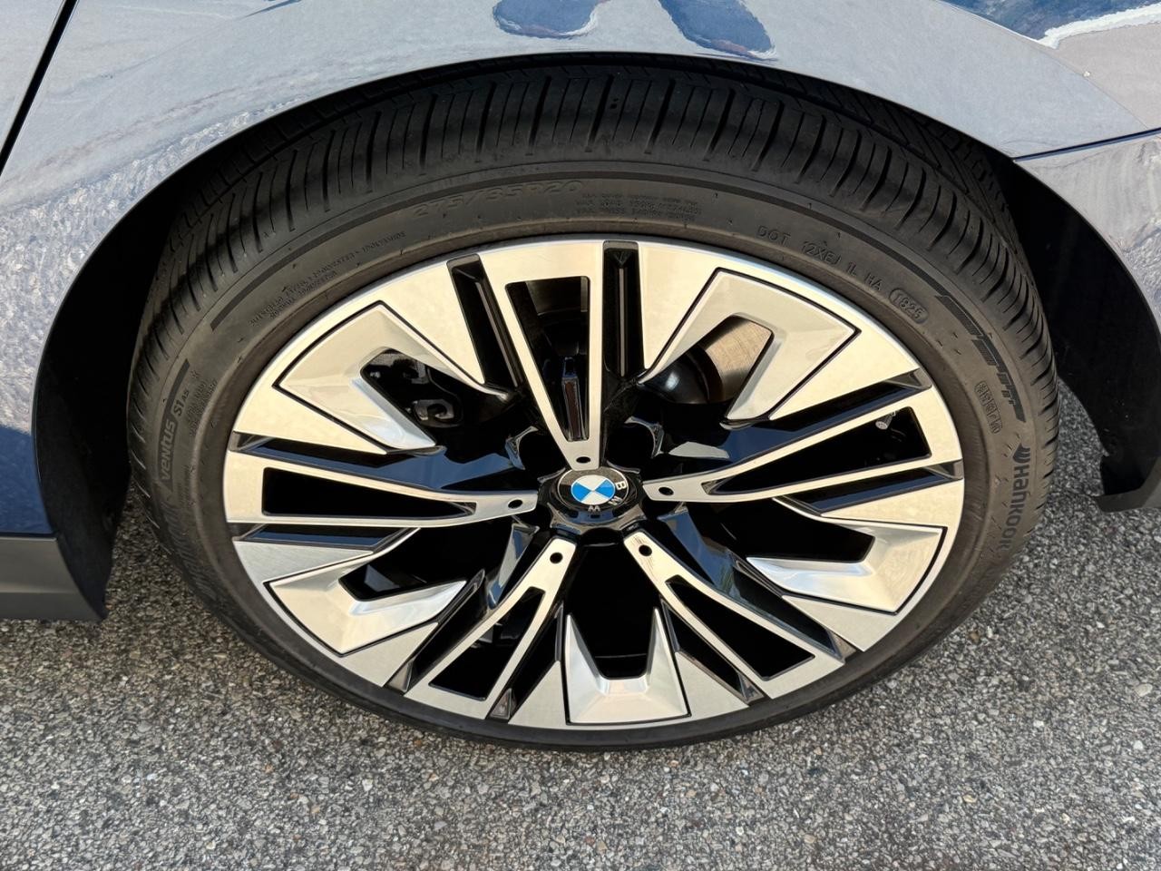 BMW 5 Series Vehicle Full-screen Gallery Image 06