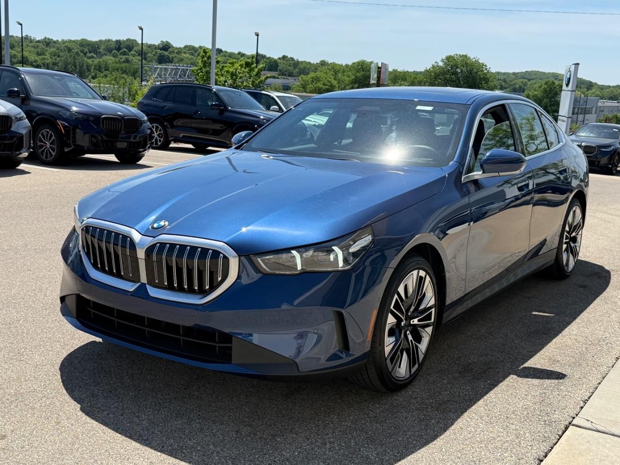 BMW 5 Series Vehicle Full-screen Gallery Image 07