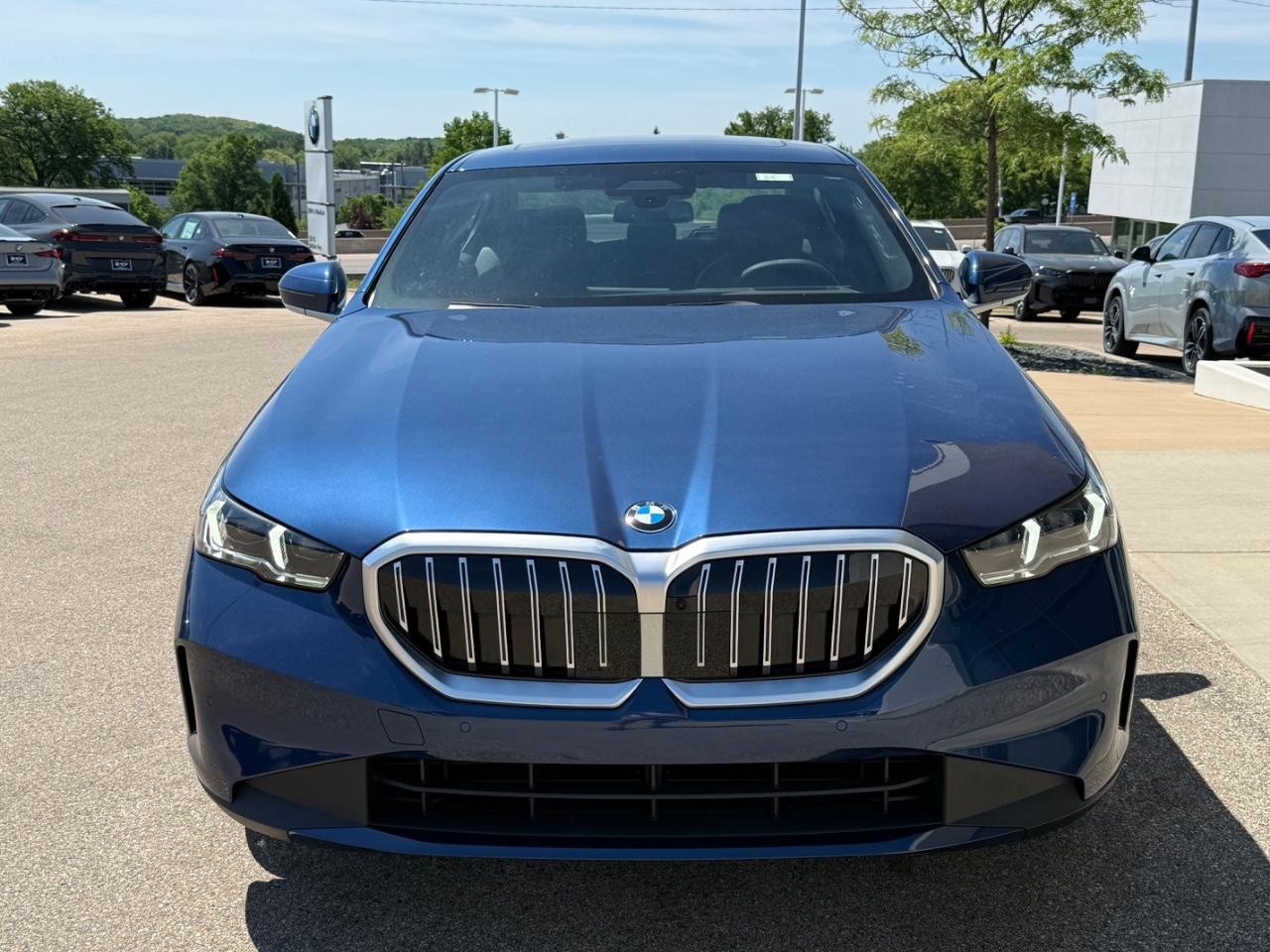 BMW 5 Series Vehicle Full-screen Gallery Image 08