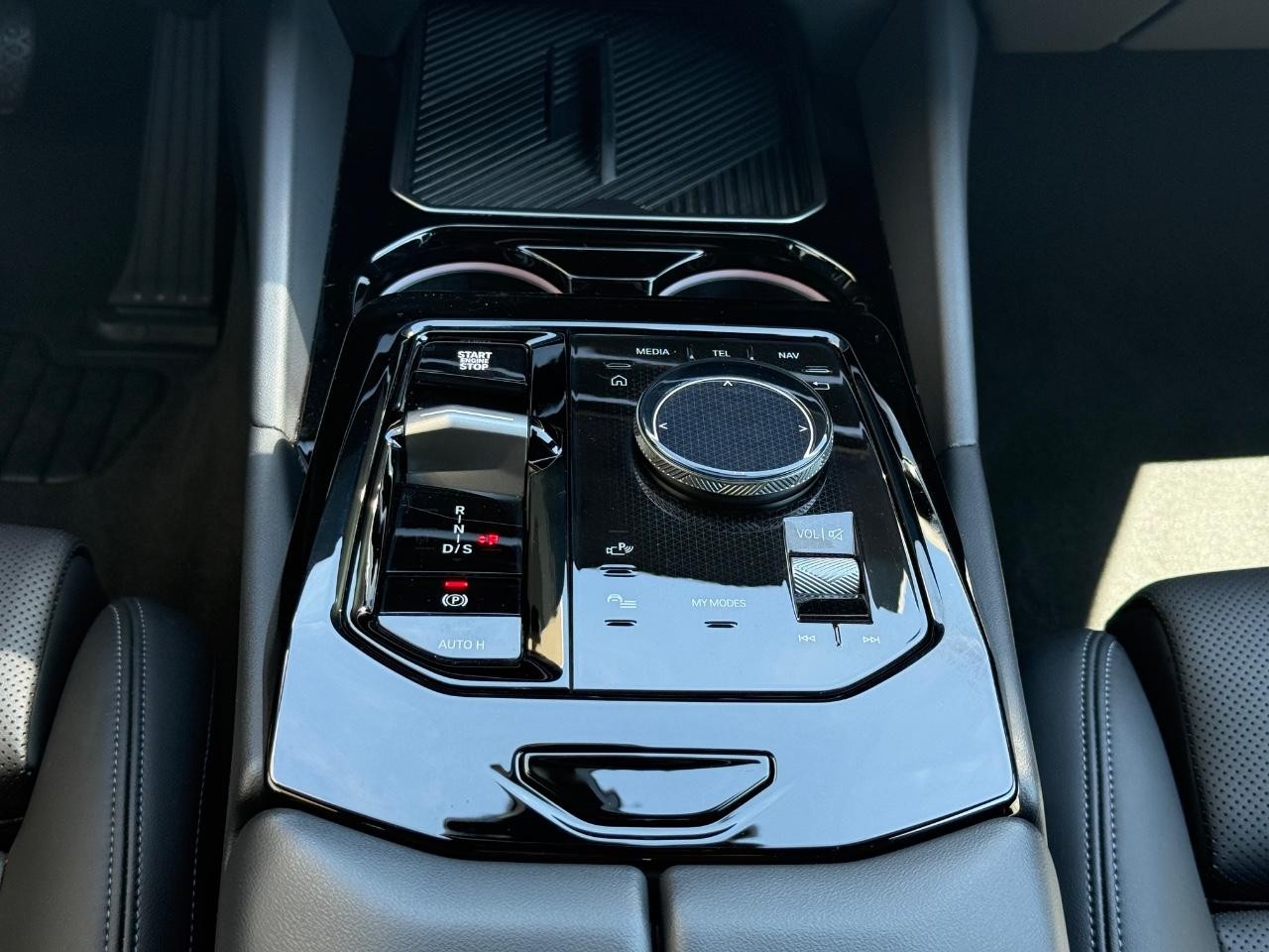 BMW 5 Series Vehicle Full-screen Gallery Image 12
