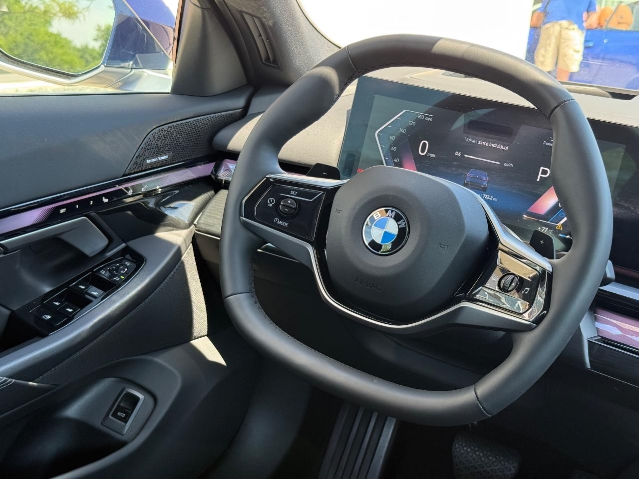 BMW 5 Series Vehicle Full-screen Gallery Image 13