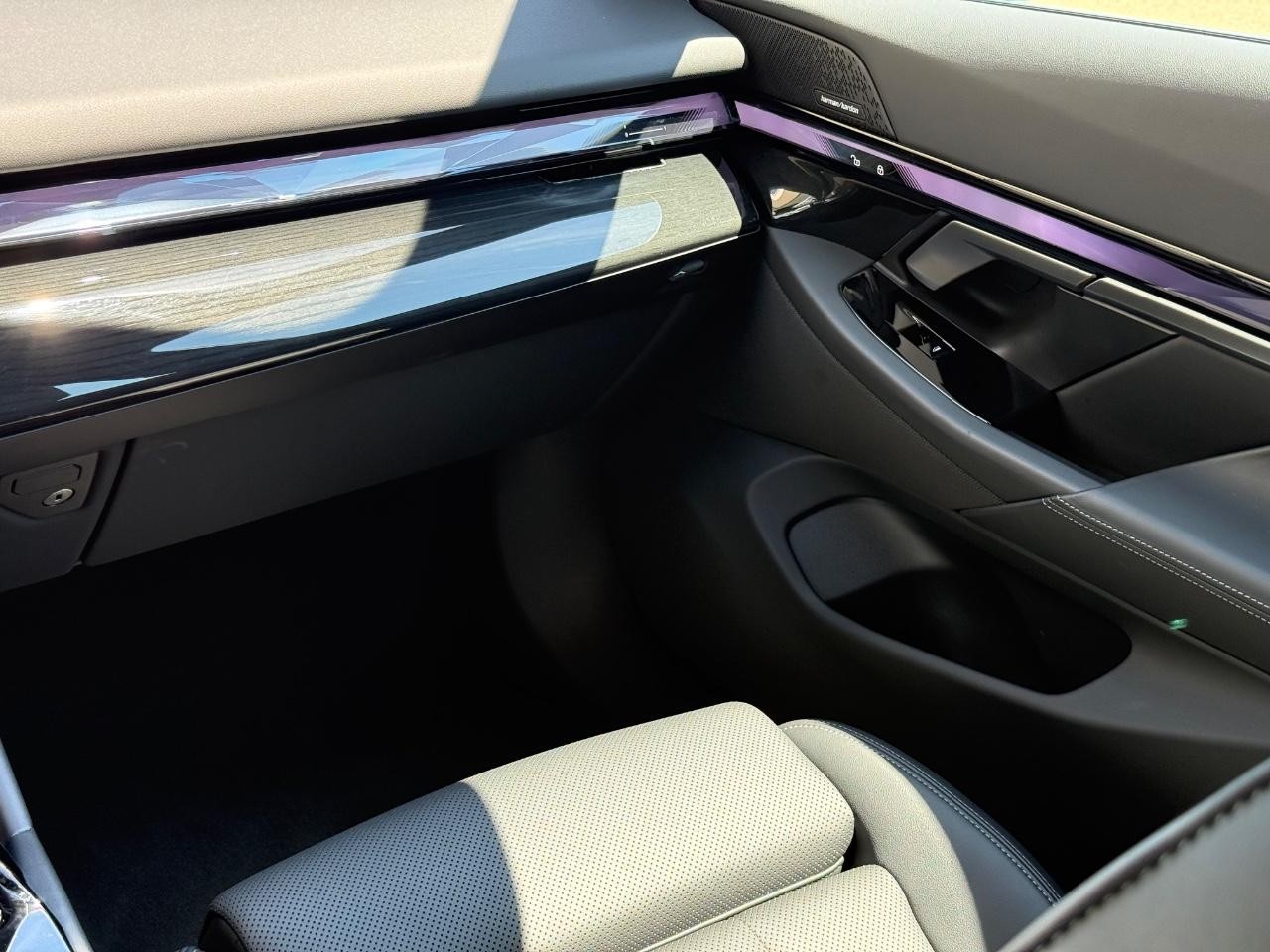 BMW 5 Series Vehicle Full-screen Gallery Image 14