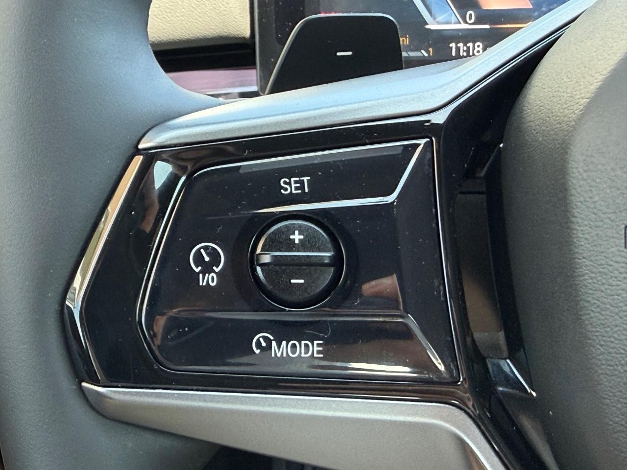 BMW 5 Series Vehicle Full-screen Gallery Image 15