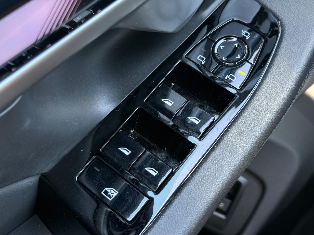 BMW 5 Series Vehicle Full-screen Gallery Image 19
