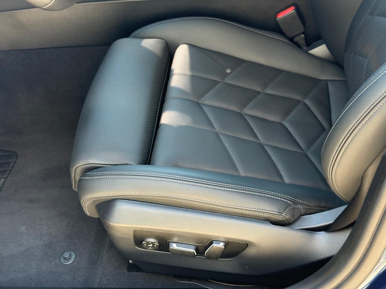BMW 5 Series Vehicle Full-screen Gallery Image 20