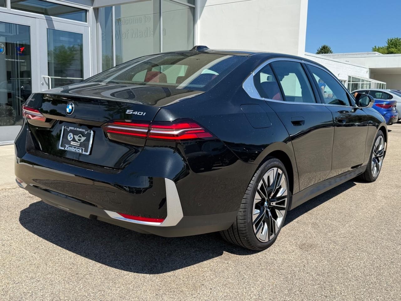 BMW 5 Series Vehicle Full-screen Gallery Image 03