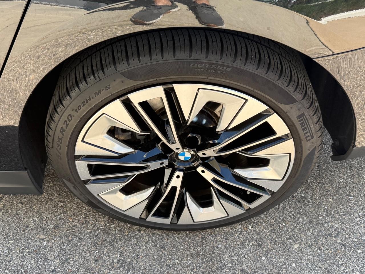 BMW 5 Series Vehicle Full-screen Gallery Image 09