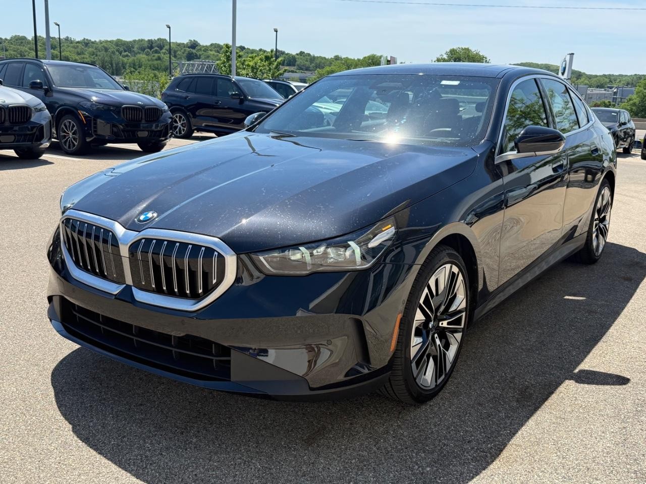 BMW 5 Series Vehicle Full-screen Gallery Image 11