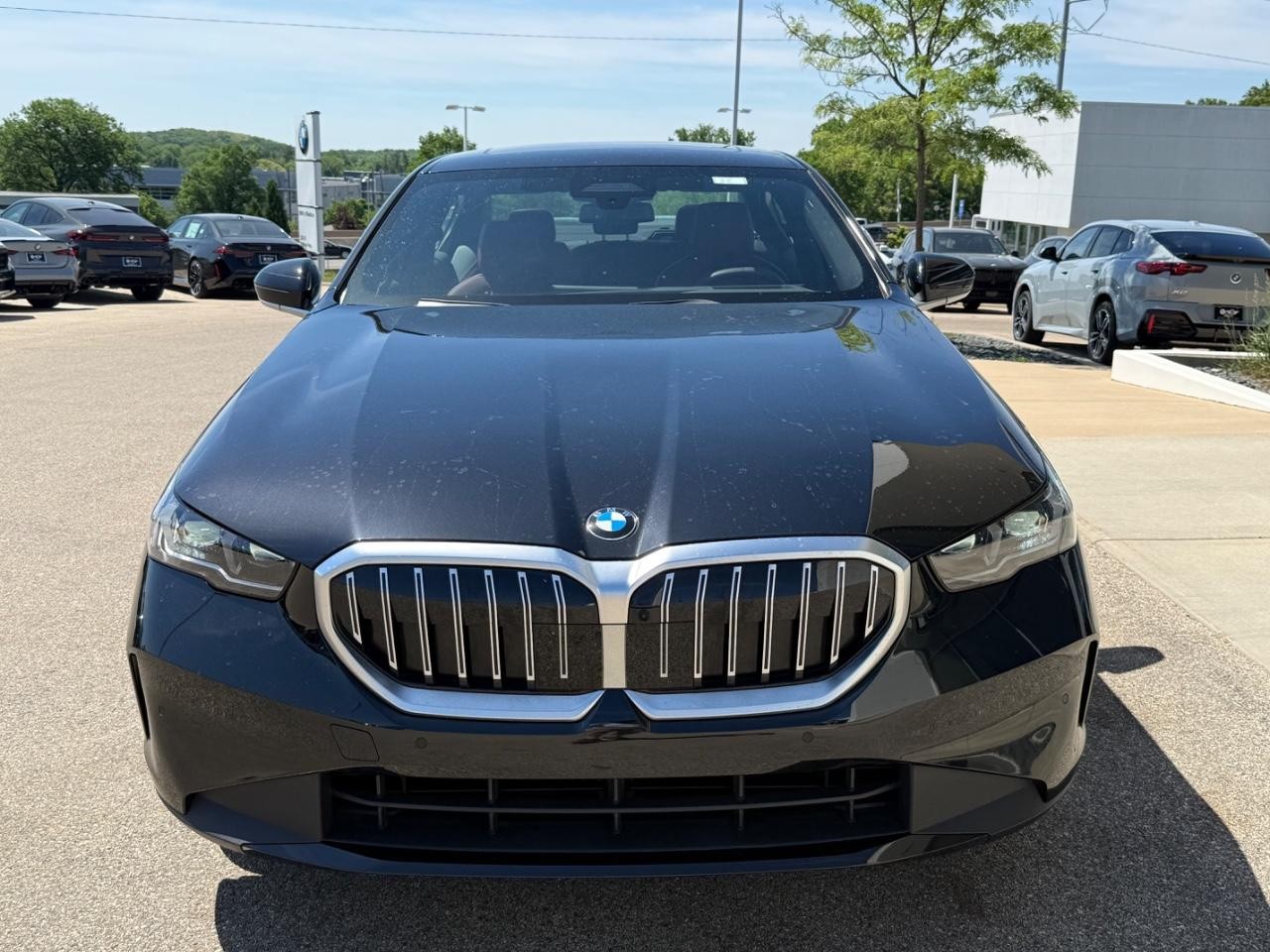 BMW 5 Series Vehicle Full-screen Gallery Image 12