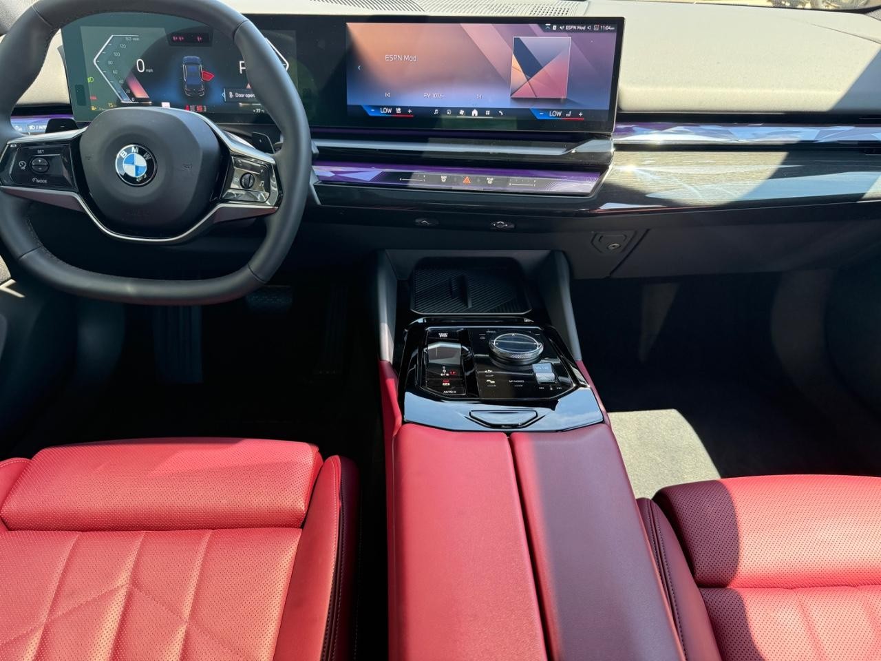 BMW 5 Series Vehicle Full-screen Gallery Image 14