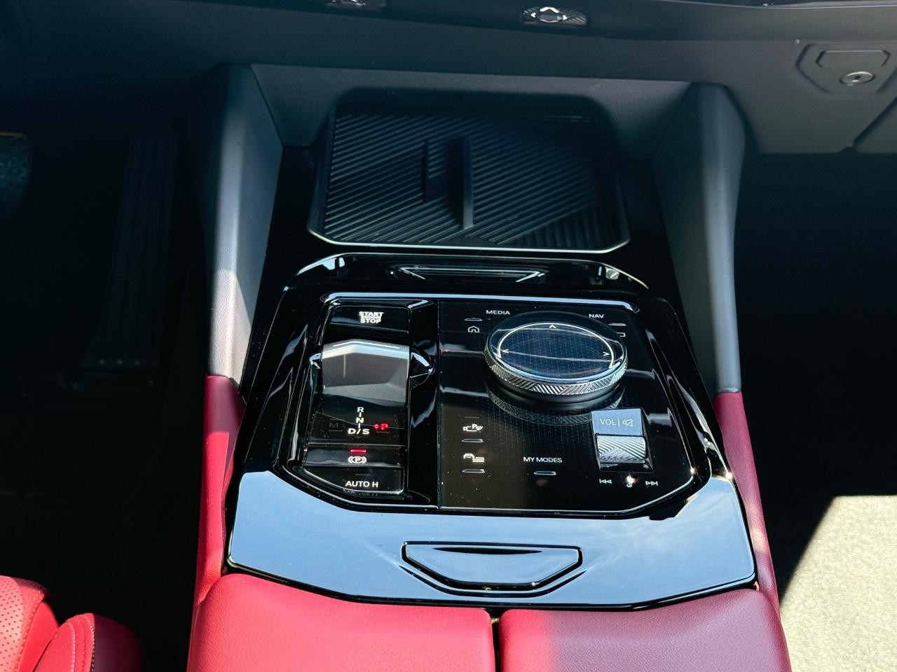 BMW 5 Series Vehicle Full-screen Gallery Image 16