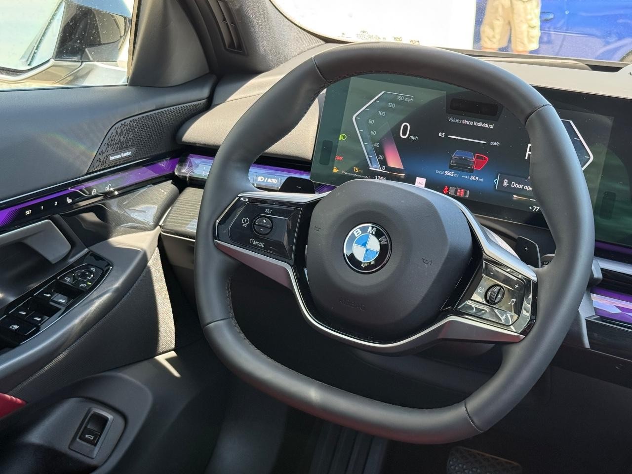 BMW 5 Series Vehicle Full-screen Gallery Image 17