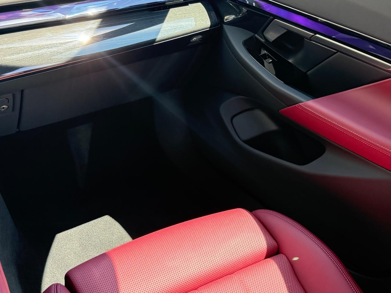 BMW 5 Series Vehicle Full-screen Gallery Image 18