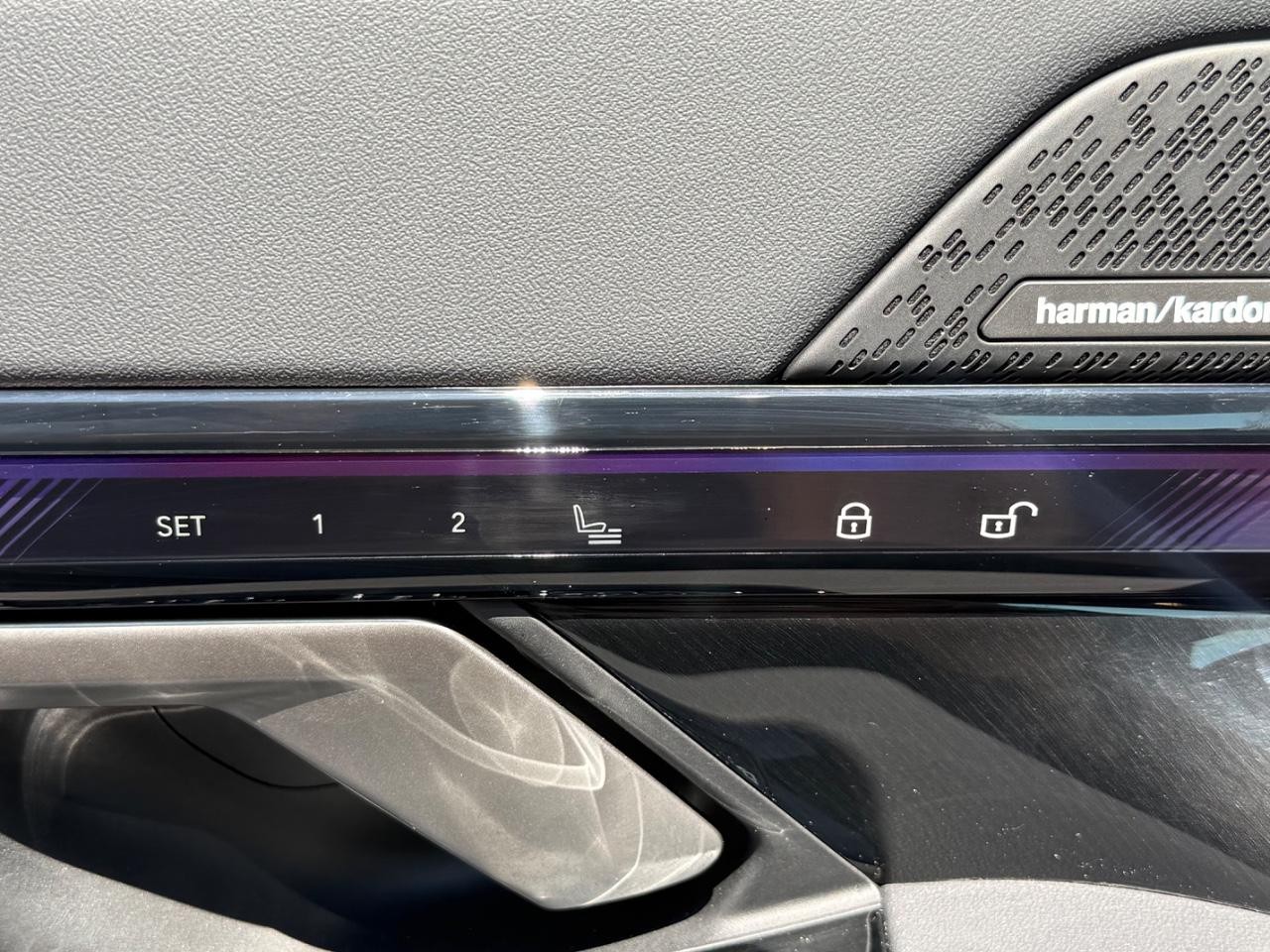 BMW 5 Series Vehicle Full-screen Gallery Image 19