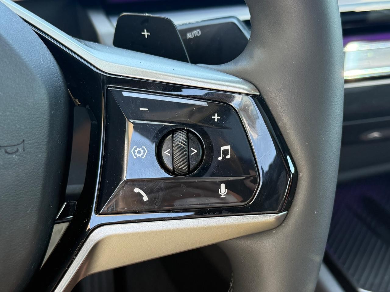BMW 5 Series Vehicle Full-screen Gallery Image 21